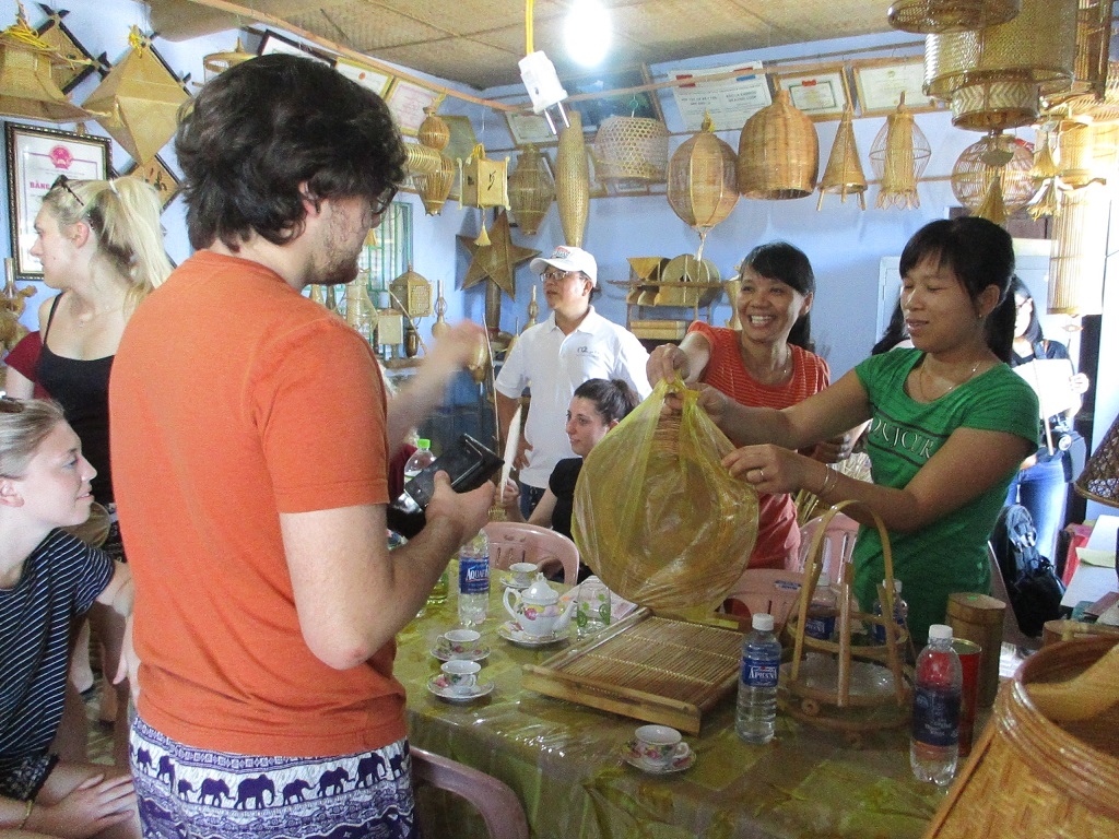 Biến tre thành những sản phẩm phục vụ cuộc sống.