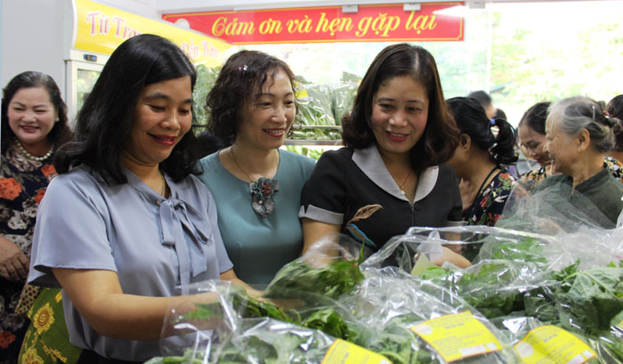 Người dân mua hàng tại cửa hàng cung cấp thực phẩm an toàn tại phường Thanh Xuân Nam, quận Thanh Xuân.