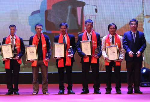 Anh Nguyễn Hùng Nam (thứ hai từ trái qua) trong Lễ tôn vinh nông dân Việt Nam xuất sắc 2018 tối 14.10 tại Hà Nội. Ảnh: Giang Huy.