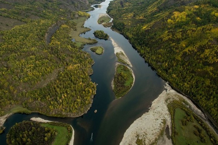 Nước Cộng hòa Tuva (thuộc Nga) với những cánh rừng nguyên sinh và con sông nước trong vắt.
