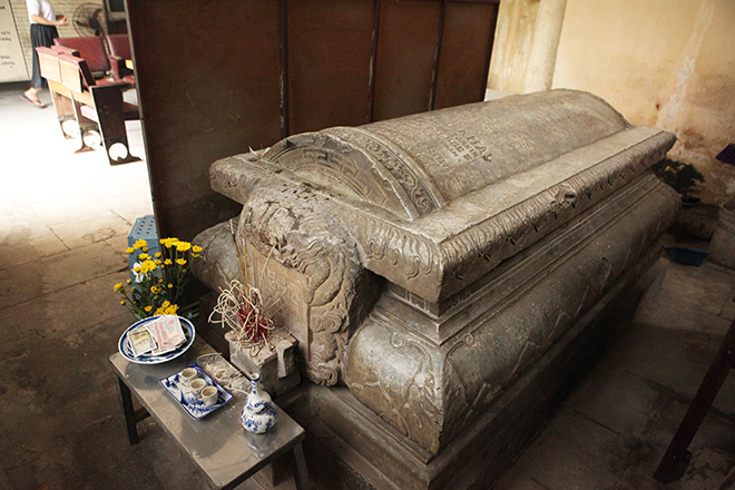 Phần mộ bằng đá được đặt phía bên trong lăng mộ. Dưới nền phần mộ là một lớp đá rất cứng và dày.