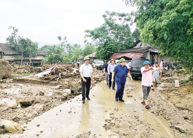 Đồng chí Thào Xuân Sùng kiểm tra công tác khắc phục hậu quả và thăm, tặng quà cho đồng bào bị thiệt hại sau cơn bão số 3 ở huyện Văn Chấn (Yên Bái) tháng 8.2018.