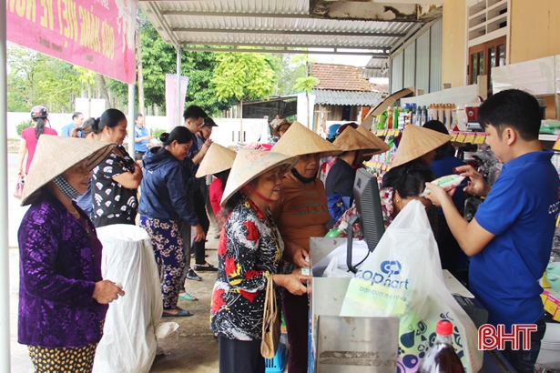 Đông đảo bà con nhân dân xã Hương Trà tham gia mua hàng.