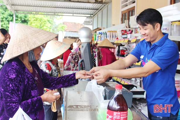 Người dân xã Hương Trà hào hứng tiếp cận cách mua sắm hiện đại.