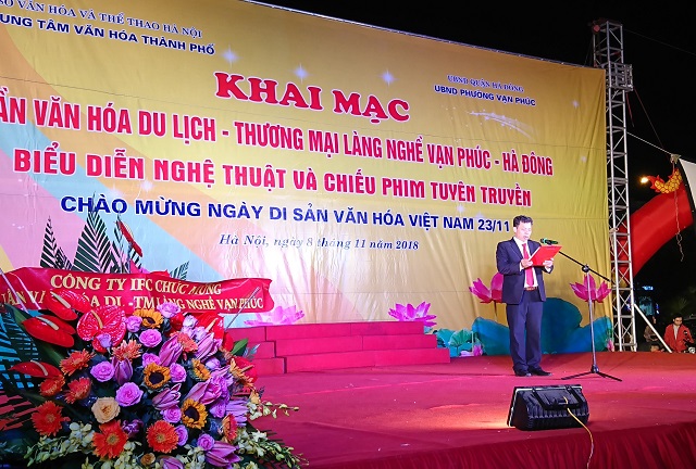 Ông Nguyễn Văn Thủy - Chủ tịch UBND Phường Vạn Phúc đọc diễn văn khai mạc.