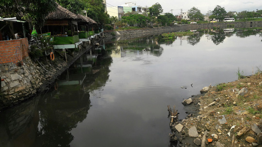 Người dân chỉ biết kêu trời vì hồ điều tiết Bàu Trảng đang bị ô nhiễm nặng.