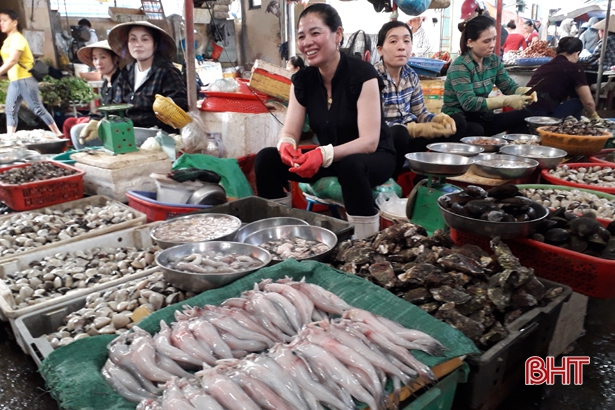Cá cháo đầu mùa đã xuất hiện tại chợ Vườn Ươm ở phường Bắc Hà (Tp. Hà Tĩnh)