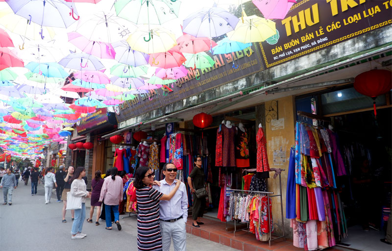 Nhiều khách du lịch đã đến tham quan mua sắm tại làng lụa Vạn Phúc.