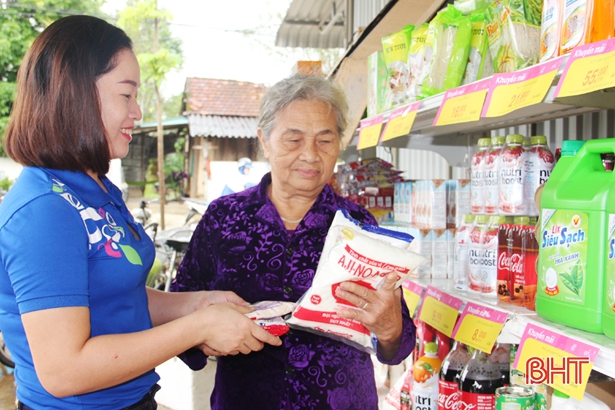 Bà Cao Thị Vân (thôn Tân Trà) hài lòng với chất lượng sản phẩm được bày bán tại phiên chợ.