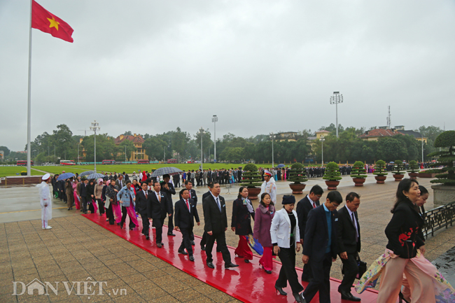 Cùng vào Lăng viếng Bác, còn có gần 1.000 đại biểu về dự Đại hội Đại biểu toàn quốc Hội Nông dân Việt Nam lần thứ VII xếp thành hàng dài, lần lượt vào Lăng viếng Bác.