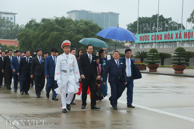 Trong tiết trời mưa lạnh, các lãnh đạo Hội Nông dân Việt Nam cùng hàng trăm đại biểu của Hội đến từ khắp các tỉnh thành trên cả nước vào Lăng viếng Bác.