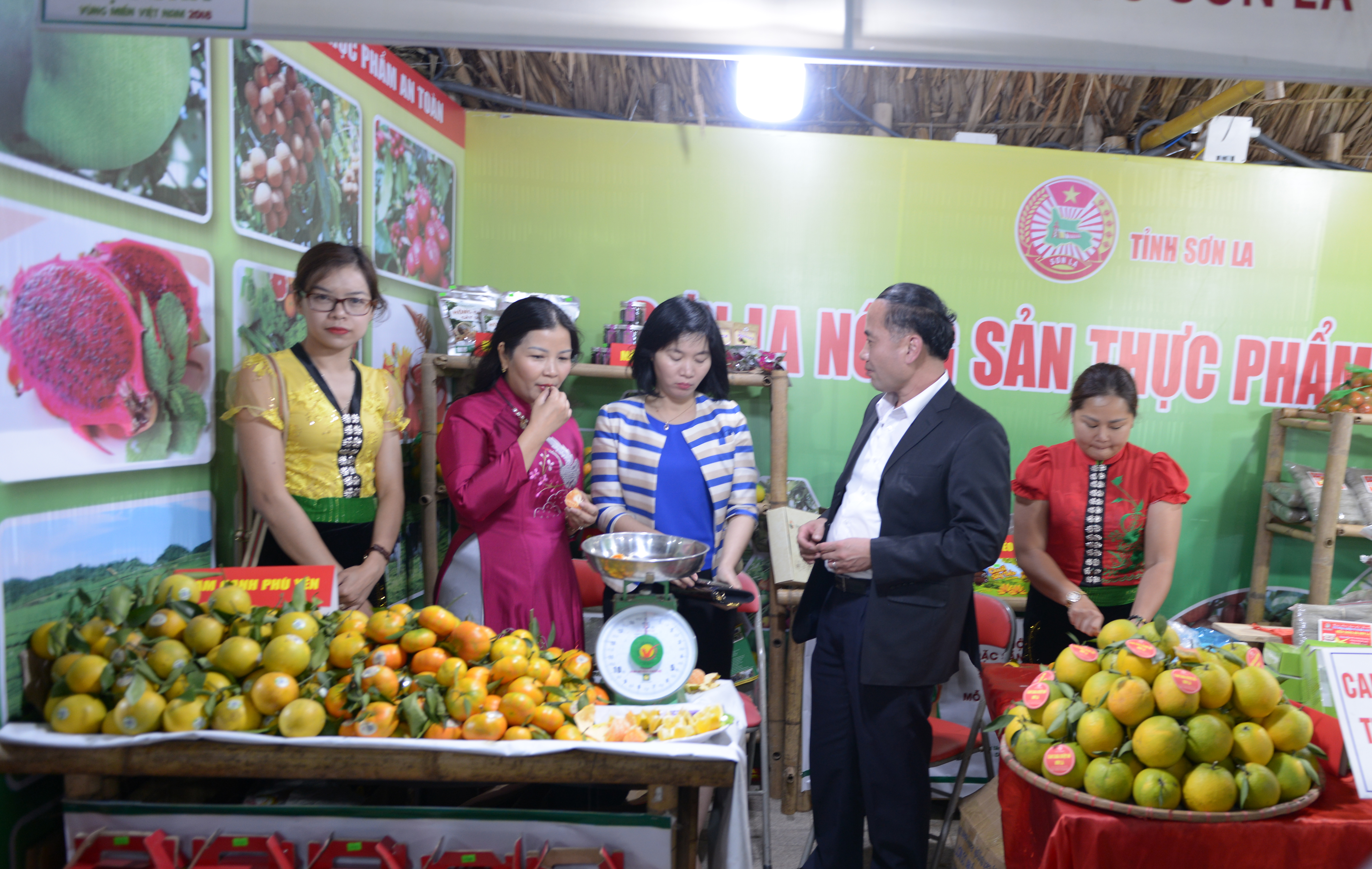 Một trong số các gian hàng giới thiệu sản phẩm nông sản an toàn của tỉnh Sơn La tại thủ đô Hà Nội.