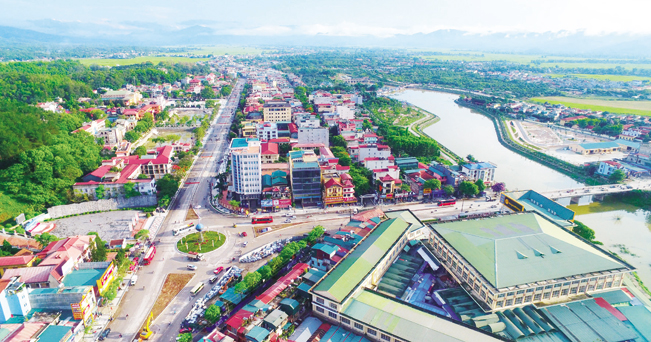 Thành phố Điện Biên Phủ nằm dọc theo con sông Nậm Rốm, con sông quanh năm tưới tiêu cho cánh đồng Mường Thanh.