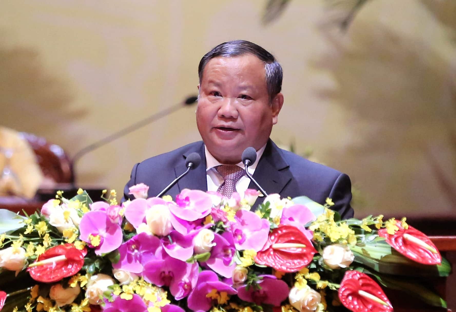 Đồng chí Đinh Khắc Đính - Phó Chủ tịch BCH Trung ương Hội Nông dân Việt Nam thông qua chương trình làm việc của Đại hội.