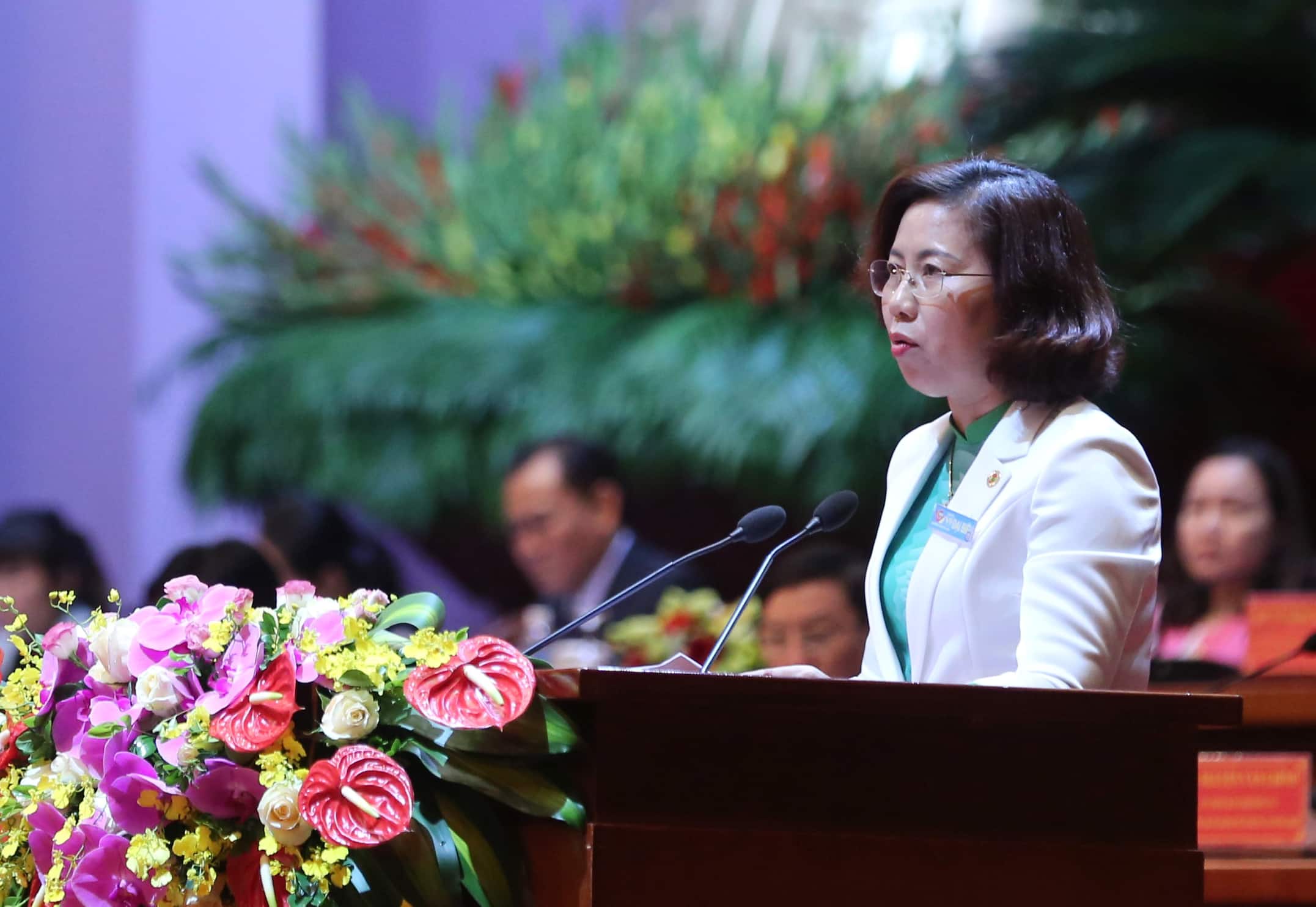 Đồng chí Bùi Thị Thơm - Trưởng Ban Tổ chức Trung ương Hội Nông dân Việt Nam thông qua quy chế bầu cử của Đại hội.