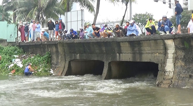 Trước đó, trong sáng và trưa cùng ngày, rất đông người dân địa phương đổ về khu vực trên để dùng chài, lưới đánh bắt cá tại cửa xả Tôn Thất Đạm.