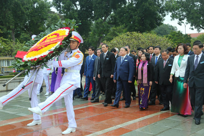 Sáng cùng ngày, các đại biểu đã vào Lăng đặt vòng hoa viếng Chủ tịch Hồ Chí Minh; dâng hương tưởng niệm các Anh hùng Liệt sỹ tại Đài tưởng niệm Bắc Son.