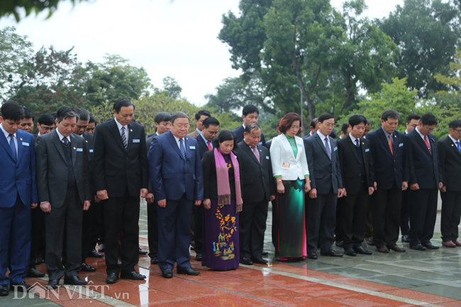 Sau lễ dâng hương, toàn đoàn di chuyển về Trung tâm Hội nghị Quốc gia để tham dự Lễ khai mạc Đại hội đại biểu toàn quốc Hội Nông dân Việt Nam lần thứ VII.