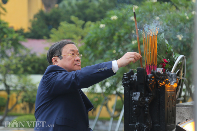 Đồng chí Thào Xuân Sùng đại diện Đoàn đại biểu nông dân thực hiện nghi thức dâng hương.