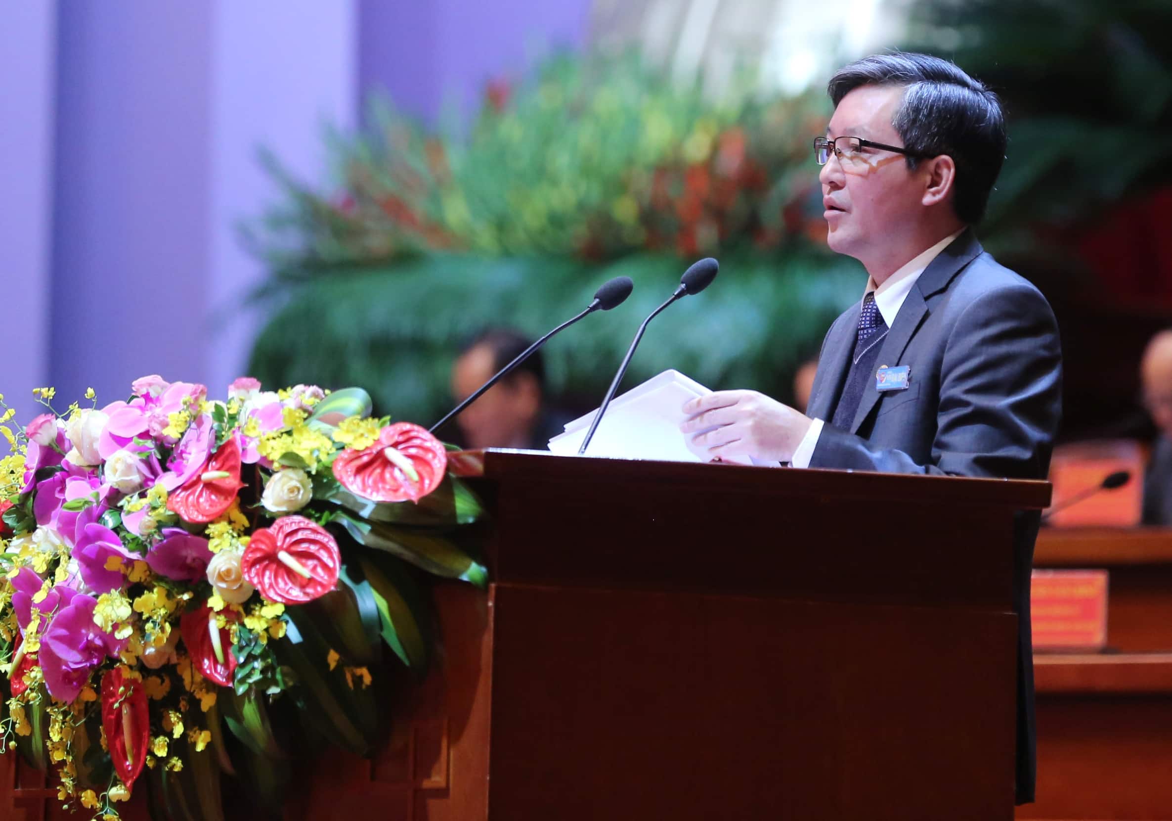Đồng chí Lương Quốc Đoàn - Phó Chủ tịch Trung ương Hội Nông dân Việt Nam thông qua quy chế làm việc của Đại hội.