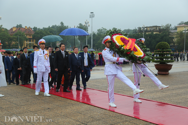 Trong không khí trang nghiêm thành kính của buổi lễ, Đoàn đại biểu đã kính cẩn dâng vòng hoa trước anh linh Chủ tịch Hồ Chí Minh.