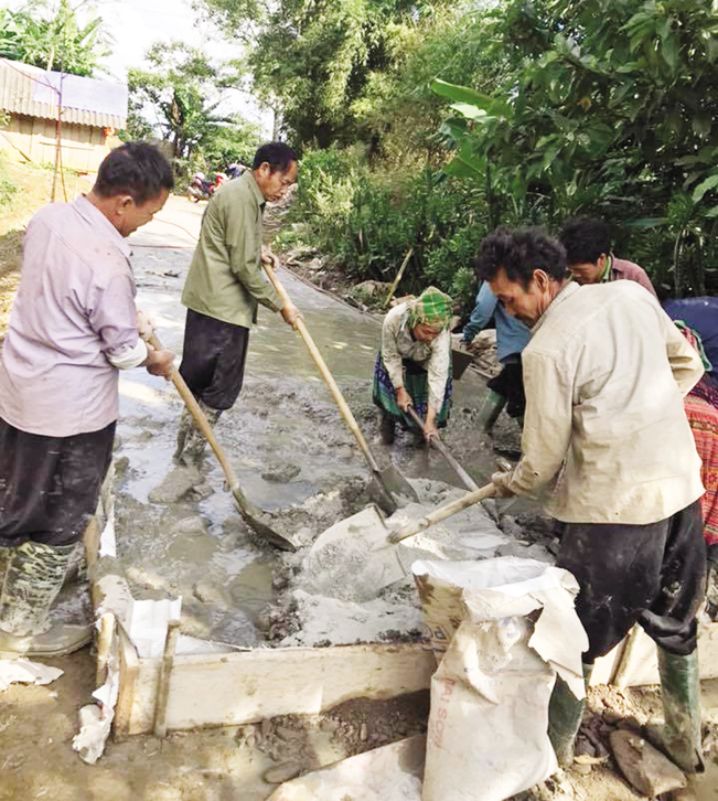 Với phương châm “Nhà nước và nhân dân cùng làm”, những tuyến đường đất khó đi đến các bản của Suối Bau đang dần được bê tông hóa.