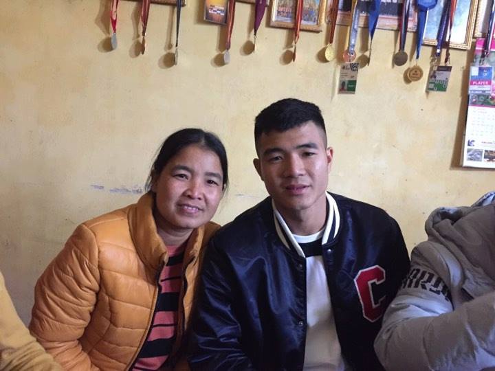Bà Hà Thị Uyện, mẹ của tiền đạo Hà Đức Chinh rất vui mừng khi con trai trở về.