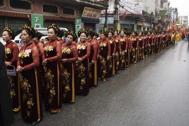 Trong ảnh là các bà đám của đoàn rước pháo về đình làng Đồng Kỵ.