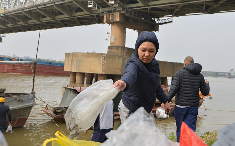  Chị Ngọc đặt túi rác vào khu vực quy định, cho biết: “Mấy năm trước tôi toàn phải đi trên túi nylon, ngày hôm nay như thế này là quá sạch rồi”.