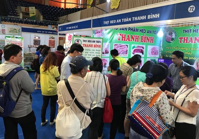 Người tiêu dùng chen chân mua thịt heo sạch tại cửa hàng bán lẻ của Công ty Thanh Bình ở Biên Hòa (Ảnh: HT)
