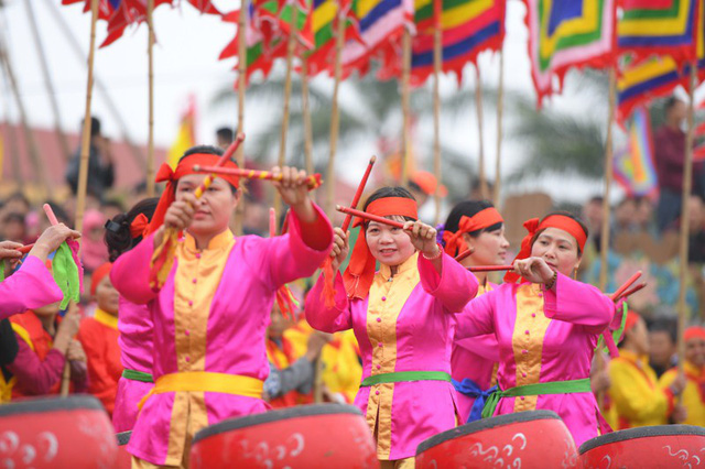 Màn múa trống khai Hội và múa rồng.