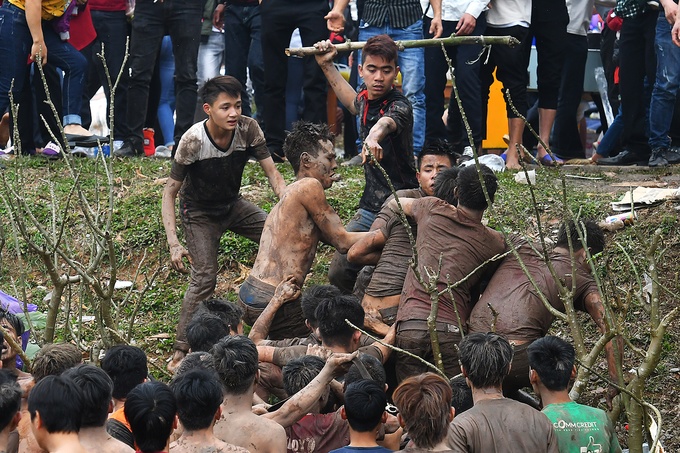 Cảnh hỗn loạn và đánh nhau để cướp phết vẫn diễn ra trong lễ hội năm nay.