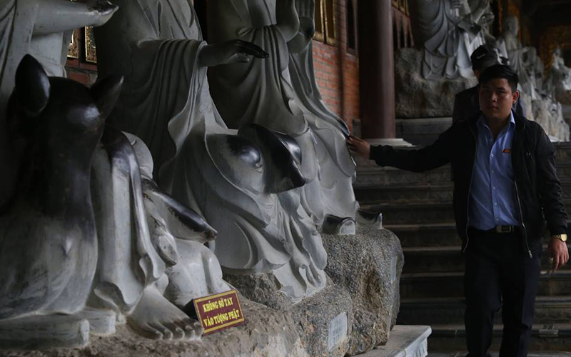 Dù có tấm biển ''không sờ vào tượng Phật'' nhưng tượng La Hán bị xoa đến nhẵn bóng