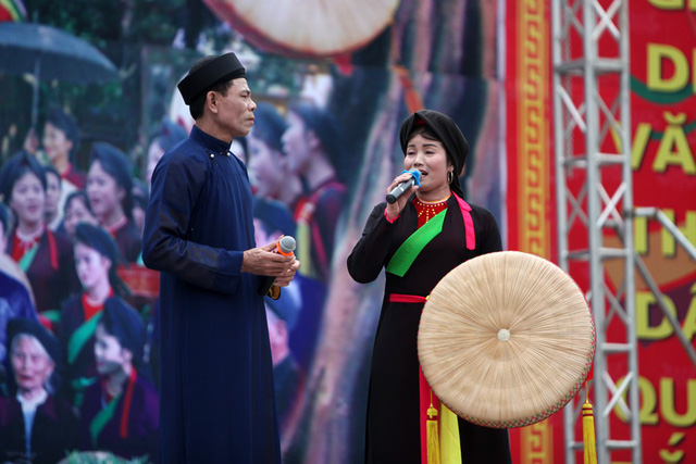 Các liền anh khăn xếp áo dài, các liền chị áo mớ ba mớ bảy... là nét văn hoá đặc trưng của đất Kinh Bắc trong ngày hội.