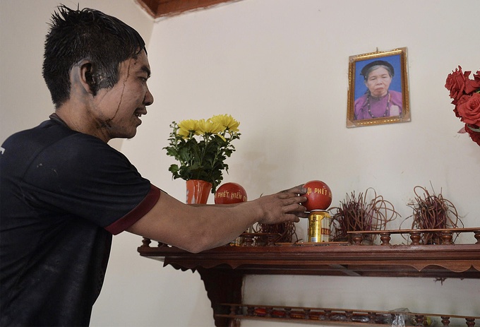 Anh Hà Quang Sáng, nhà ở khu 1 Hiền Quan vui sướng đem ngay quả phết vừa cướp được về để lên bàn thờ gia đình. Đây là lần thứ 2 anh cướp được quả phết.