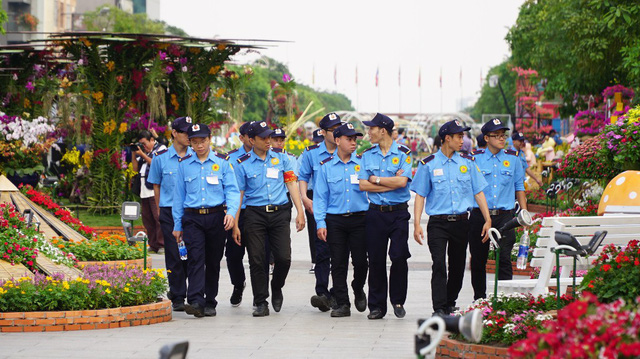 Nhân viên an ninh sẵn sàng tại đường hoa trước giờ khai mạc.