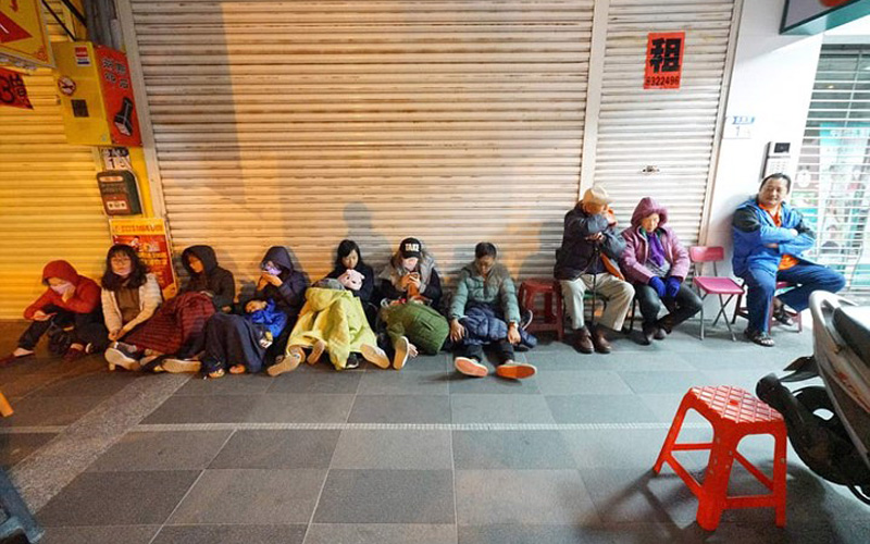 Người dân ngồi la liệt trên lề đường sau vụ động đất. Ảnh: AFP/Getty.