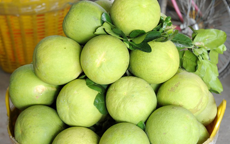 Bưởi Năm Roi có tên khoa học là Citrus Grandis. Đây là loại trái ngon nổi tiếng và là đặc sản của thị xã Bình Minh nói riêng, Vĩnh Long nói chung.
