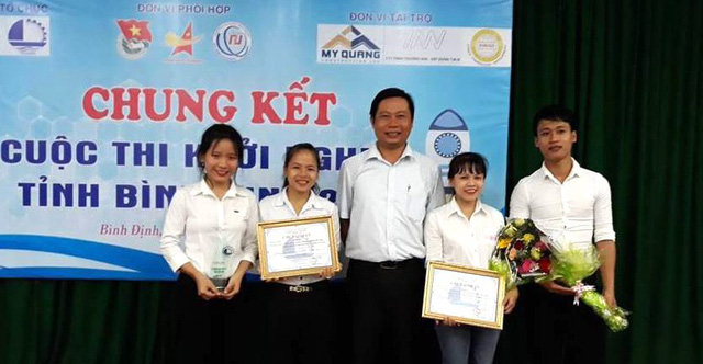 Nhóm SV giành giải Nhất chung kết cuộc thi Khởi nghiệp tỉnh Bình Định năm 2017.