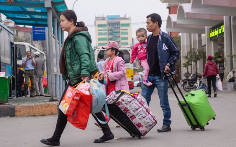 Nhiều gia đình dắt theo con nhỏ quay lại Thủ đô.