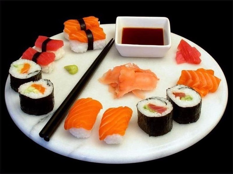 Không nên ăn sushi trước khi uống rượu. Ảnh: IT