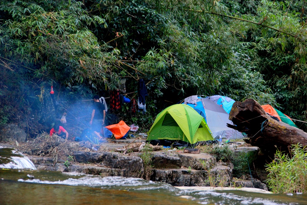 Nếu mùa mưa, du khách nên hạ trại trên đồi và chỉ di chuyển xuống thác tham quan, tránh nước lũ lớn đột ngột xảy ra. Mùa khô có thể cắm trại gần thác để tiện trải nghiệm các hoạt động lý thú ở đây.