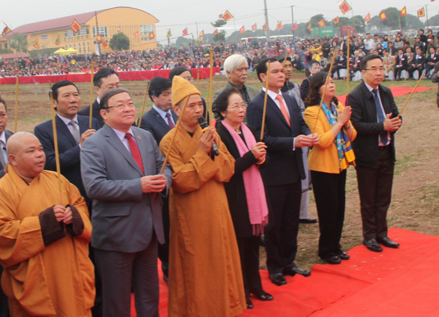 Nguyên Phó chủ tịch nước Nguyễn Thị Doan, Chủ tịch Hội Khuyến học Việt Nam cùng các lãnh đạo bộ, ban, ngành, địa phương dâng hương linh vị vua Lê Đại Hành và Thần Nông.