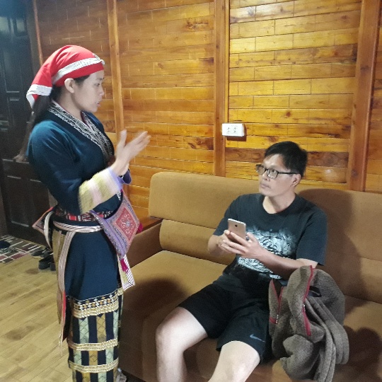 Chị Mẩy giới thiệu với du khách về nết văn hóa đặc trưng của người Dao đỏ.