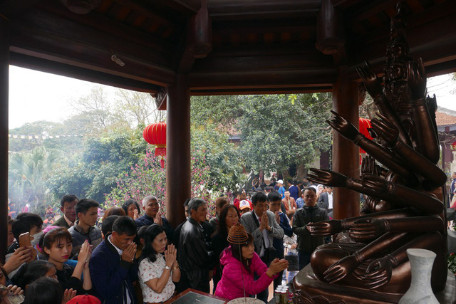 Khác với các năm trước, năm nay không còn tái diễn cảnh người đi lễ chùa găm tiền lên tượng Phật.