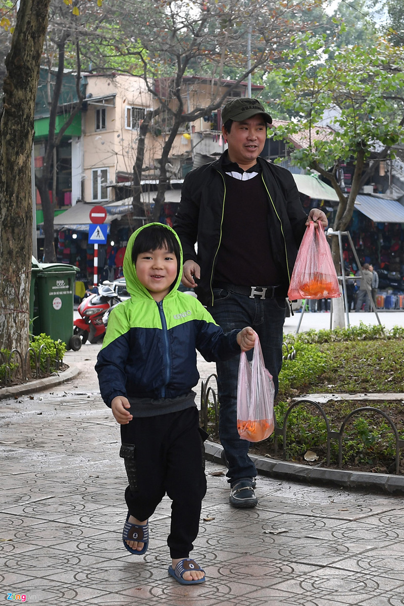 Trẻ nhỏ cũng háo hức theo chân phụ huynh. Đây là nét văn hoá truyền thống đặc trưng của người Việt có từ lâu đời.