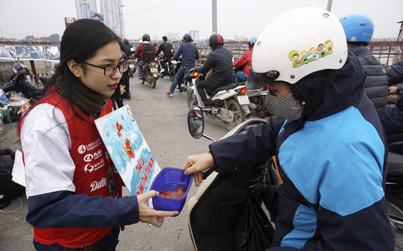 Thả cá chép phóng sinh trong ngày tiễn ông Công ông Táo đã trở thành phong tục không thể thiếu của người dân Việt Nam. Những năm gần đây, nhiều tổ chức hoạt động tình nguyện đã tham gia trực tiếp vào việc thả cá chép với mục đích nâng cao ý thức người dân, giữ gìn vệ sinh môi trường.