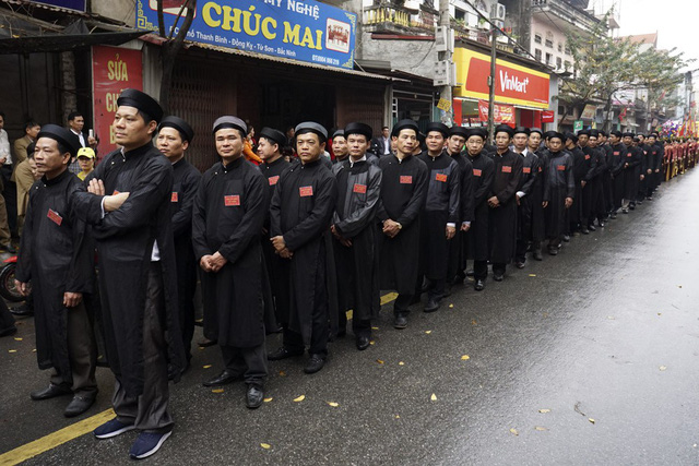 Trong khi đó các ông đám có 88 người, tổng cộng là 160 ông đám bà đám trong đám rước pháo về đình làng Đồng Kỵ.