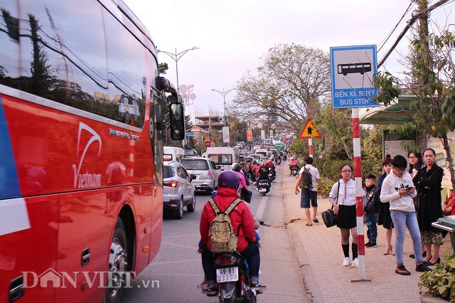 Ùn ứ kéo dài hàng km tại đường 3/4, cửa ngõ vào trung tâm TP. Đà Lạt. Ảnh: Văn Long.