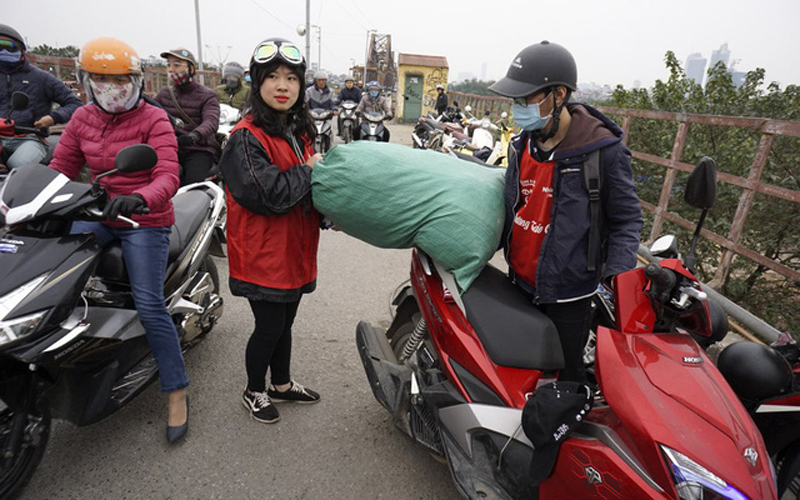 Có gia đình mang cả bao tải trong đó đựng bàn thờ gỗ, bát hương, nến cốc thủy tinh với ý định cho xuống sông Hồng.